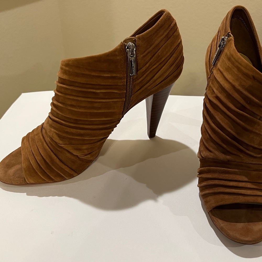 VINCE CAMUTO WOMEN’S  SUEDE ANKLE BOOTIES CAMEL SIZE 8.5